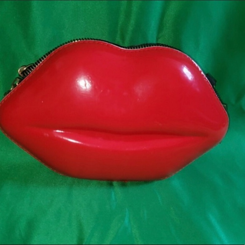 This is an regular red lips purse , it’s an crossbody , very pretty purse👄
